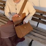 Umhängetasche mit Klappe und breitem Riemen - Nubuk-PU-Leder Vintage Handtasche mit großer Kapazität