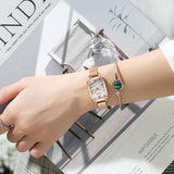 Montre Carrée de Luxe pour Femme - Cadran Quartz Bracelet Maille